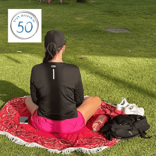 שירי עושה מדיטציה בים