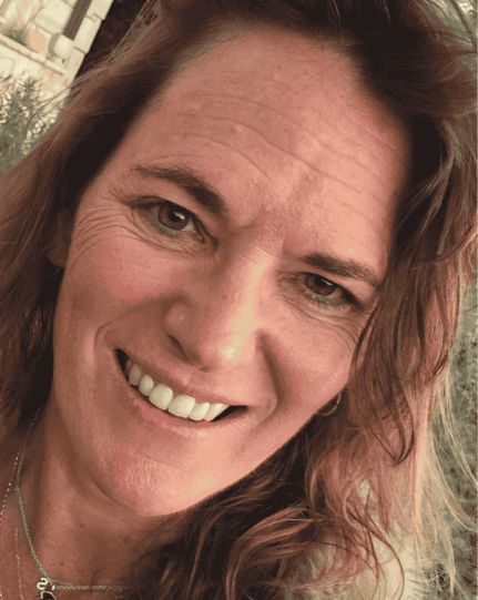 שירי מחייכת