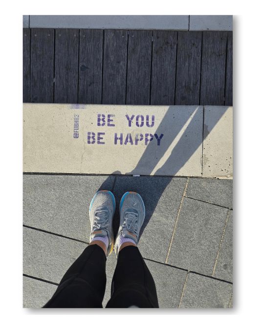 נעלי ספורט על מדרכה