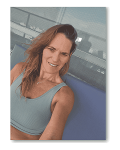 תמונה של שירי בגופיה